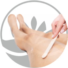 aplicando-depilacion-cera-en-xativa-en piernas-concepto-estetica-en-centro-pylus