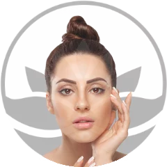 Mujer-muestra-su-rostro-cuidado-y-piel-tratada-con-dermapen-en-xativa-centro-estético-pylus